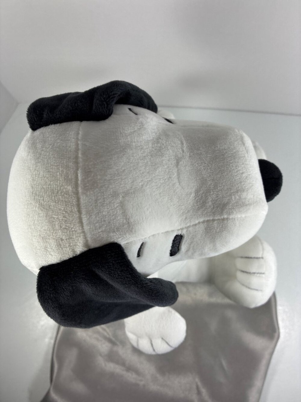 2019 Kohl's Cares Snoopy Plush 12" Peanuts - Picture 6 of 11